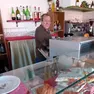 Mario Deganis ha riaperto il suo locale: è tornato dietro al bancone dopo aver perso l'occhio a causa di un pugno