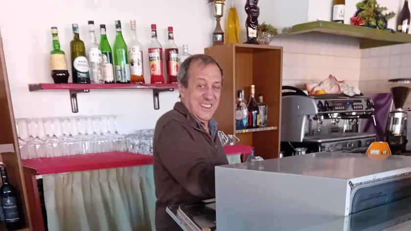 Mario Deganis ha riaperto il suo locale: è tornato dietro al bancone dopo aver perso l'occhio a causa di un pugno