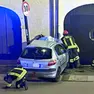L'auto contro il portone della casa a Roveredo in Piano