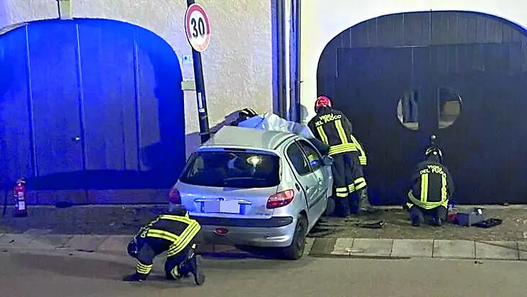 L'auto contro il portone della casa a Roveredo in Piano