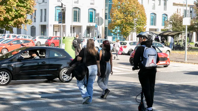 Le strisce di via Valentinis a Monfalcone. Foto Bonaventura