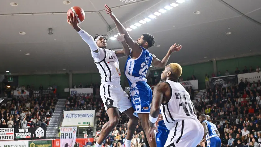 DJ Brewton ha chiuso con 12 punti (foto Petrussi)