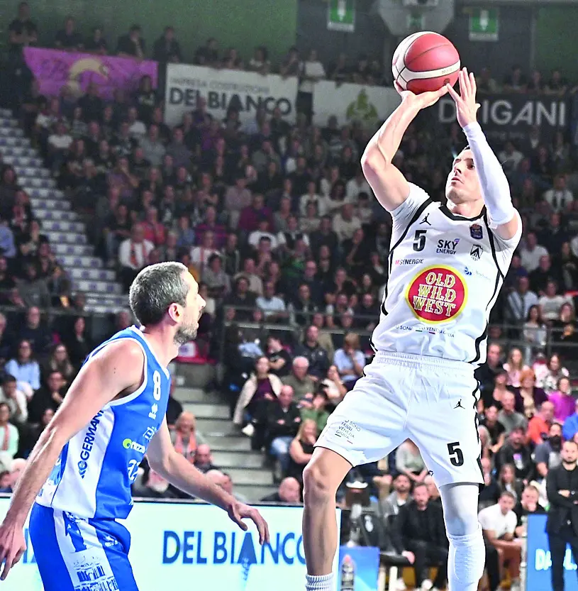 Capitan Alibegovic a canestro contro Della Valle