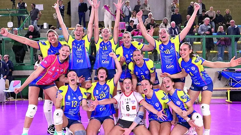 Foto di gruppo per le Pink Panthers dopo il successo strappato al tie-break