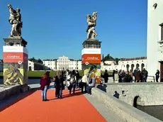 La coda a Villa Manin (Passariano di Codroipo) per la mostra “Confini”