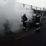 I vigili del fuoco impegnanti nello spegnimento dell'incendio in A4