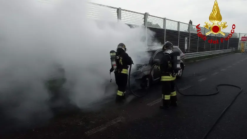 I vigili del fuoco impegnanti nello spegnimento dell'incendio in A4