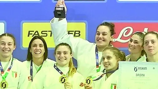 Asya Tavano festeggia con il tricolore a squadre di Ostia