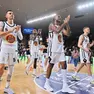 L'Apu saluta i tifosi dopo il match con Brescia. Foto Petrussi