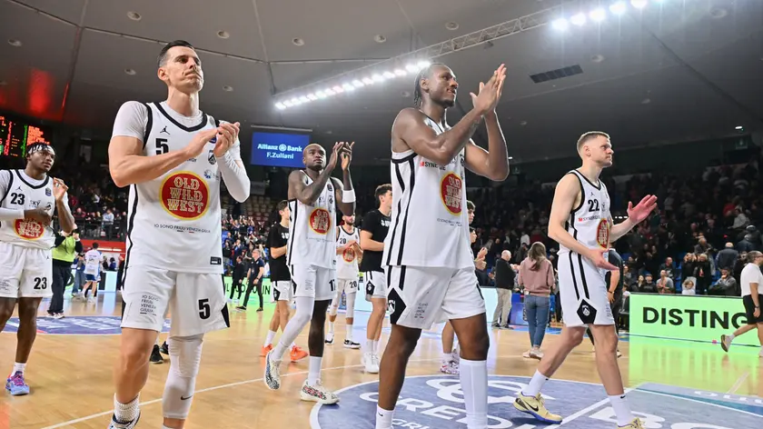 L'Apu saluta i tifosi dopo il match con Brescia. Foto Petrussi