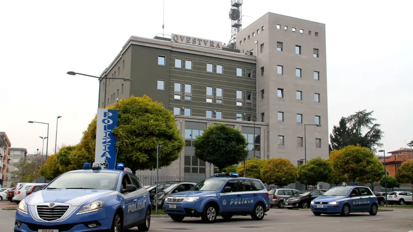 Raffaele Padrone, Ugl Polizia Automezzi della polizia di fronte alla Questura di Pordenone.
