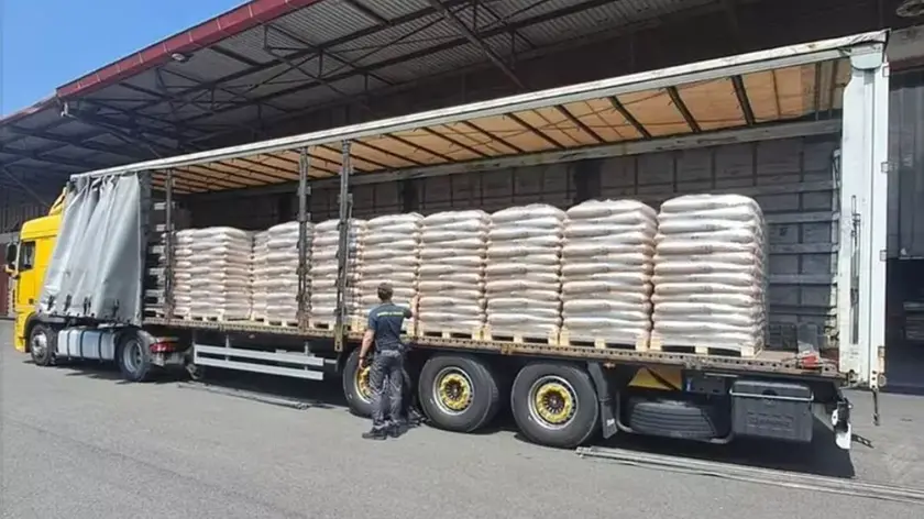 Un carico di pellet sequestrato dalla Guardia di finanza