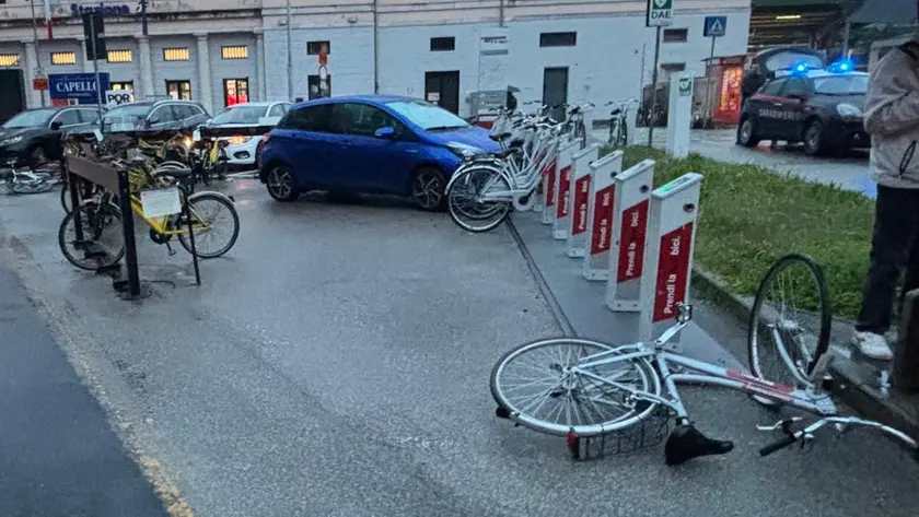 L'auto contro le rastrelliere delle biciclette comunali in via Pola a Pordenone