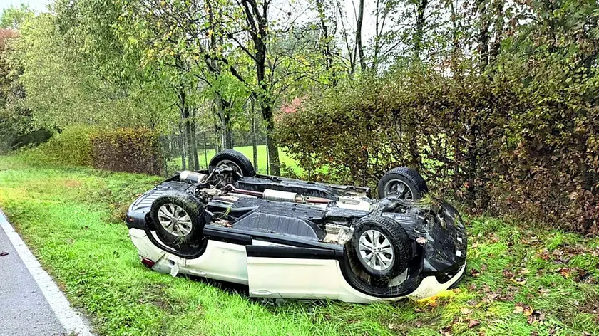 Il veicolo finito in un fosso, ruote all'aria, ad Aviano