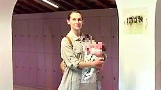 Rossella Ermacora con la sua bimba nell’esedra di villa Manin