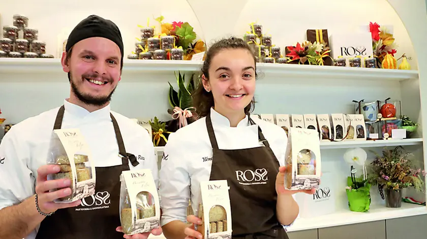 Ylenia Rosset e Matteo Rosso, coppia nel lavoro e nella vita, da poco sono titolari della pasticceria Ross di via Nazario Saurio a Cordenons