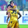 Nicolò Zaniolo ringrazia Zanoli per il traversone che allo stadio Zini di Cremona ha portato il numero 10 al primo gol in campionato con addosso la maglia dell’Udinese FOTO PETRUSSI