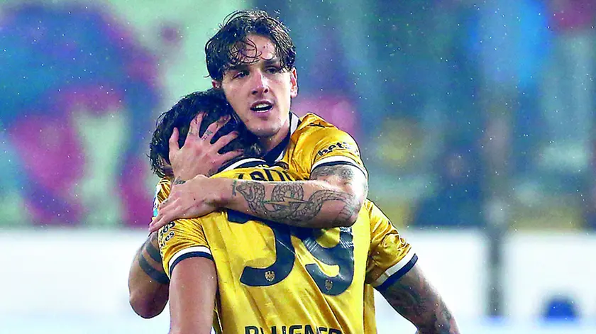 Nicolò Zaniolo ringrazia Zanoli per il traversone che allo stadio Zini di Cremona ha portato il numero 10 al primo gol in campionato con addosso la maglia dell’Udinese FOTO PETRUSSI