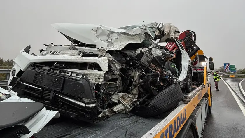 L'auto distrutta dopo l'impatto frontale contro il camion