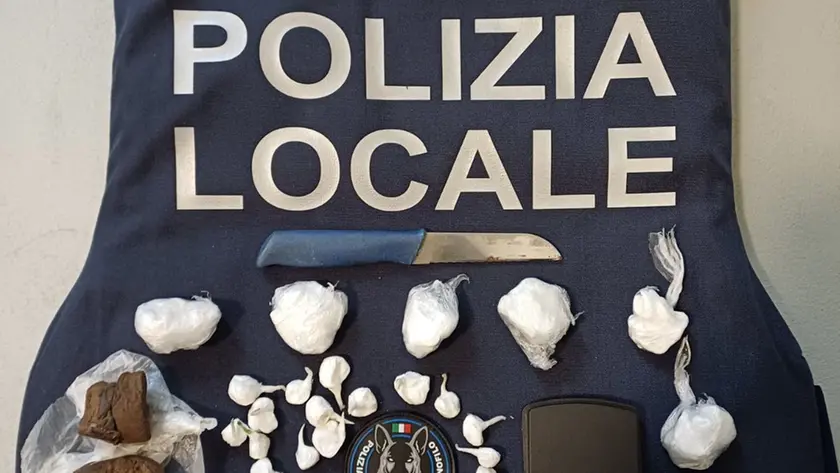 La droga sequestrata dalla polizia locale durante i controlli
