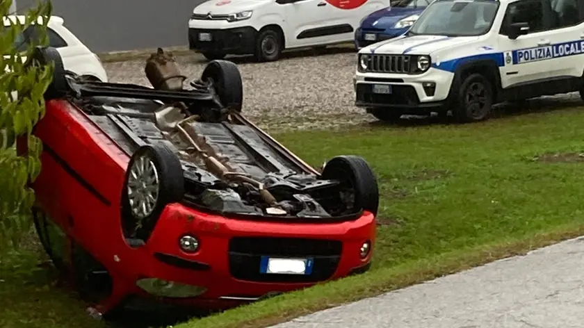 L'auto cappottata a Treppo Piccolo