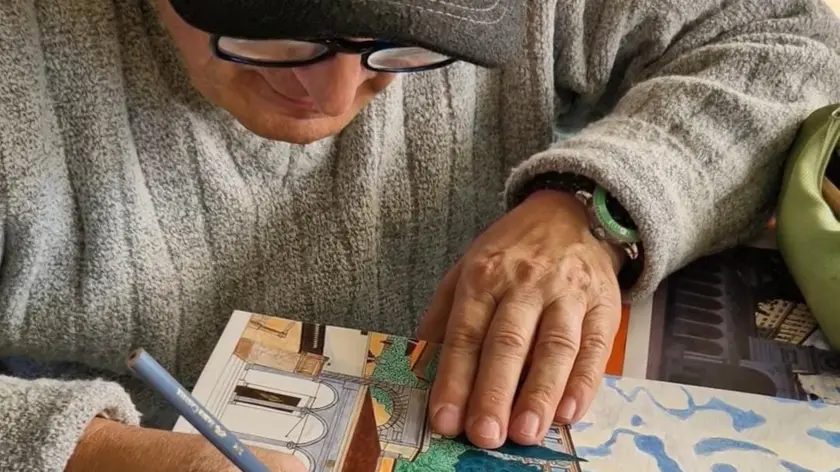 Bruno Zanutta al lavoro su un suo disegno