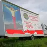 Il camion vela con l’immagine di Gesù in croce con i jeans
