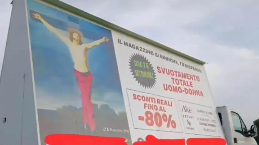 Il camion vela con l’immagine di Gesù in croce con i jeans