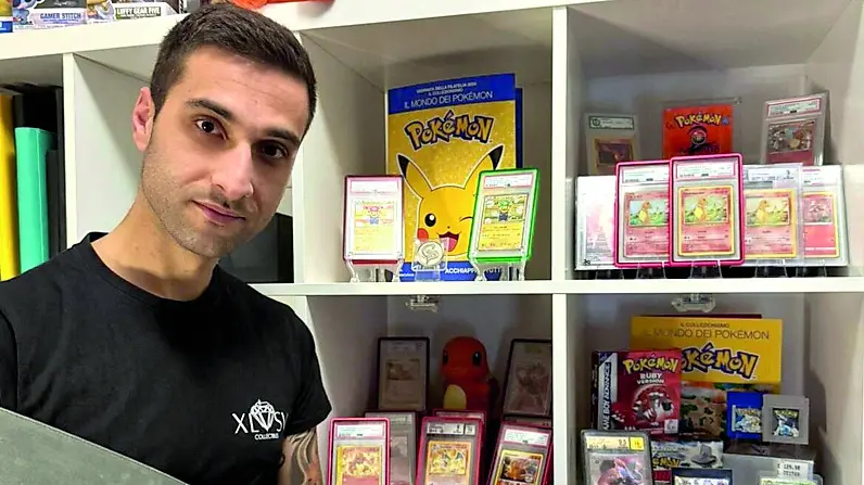 Nicholas Fasano con alcune collezioni di carte