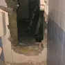 Il foto sul muro praticato dalla banda per entrare in banca e fare il colpo