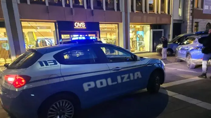 La polizia intervenuta all'Ovs di Pordenone