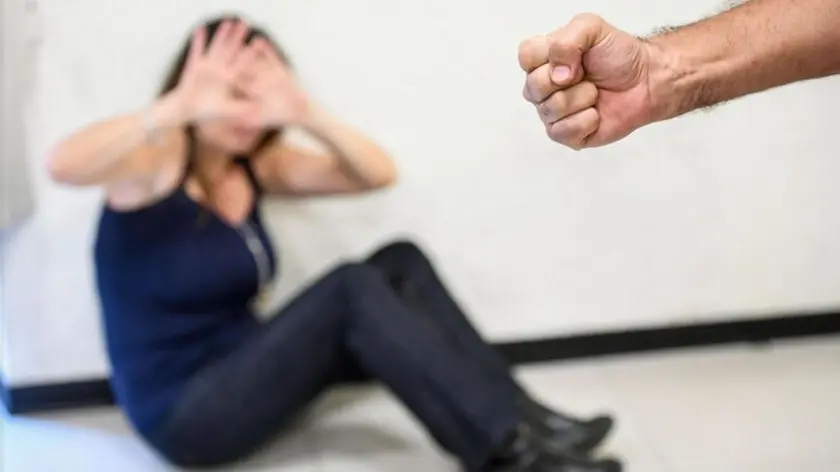 Dopo aver picchiato la moglie e due carabinieri il 43enne friulano è stato arrestato