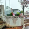 Il monumento al donatore dal quale sono state rubate le piante