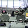 Soldati russi con i carri armati impegnati in un’azione nella guerra in Ucraina