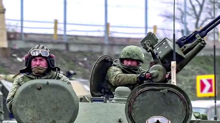 Soldati russi con i carri armati impegnati in un’azione nella guerra in Ucraina