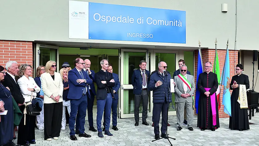 L’inaugurazione dell’Ospedale di comunità di Codroipo alla presenza dei sindaci (foto Petrussi)