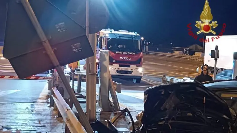 Lo schianto contro il casello a Mira: morta una donna