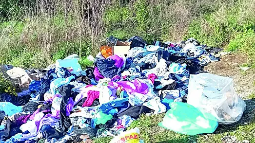 Abiti e rifiuti a terra in via Susan (foto Petrussi)