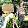 Rizieri Odoricoa Cordovado accanto al cippo di cui si prendeva cura