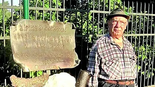Rizieri Odoricoa Cordovado accanto al cippo di cui si prendeva cura