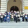 I partecipanti alla protesta, una quarantina di esercenti, che mostrano i cartelli con i numeri / foto petrussi