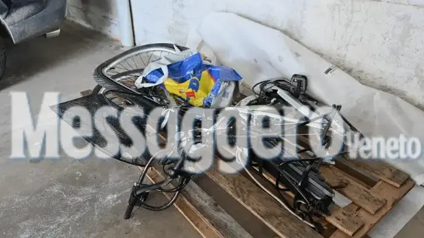 Quel che resta della bicicletta è stato recuperato dai carabinieri in un pozzetto di campagna lungo la statale 13