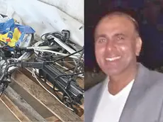 Kulwinder Kumar, 46 anni, e, a sinistra, la bicicletta su cui viaggiava quando è stato travolto