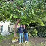 Roberto Favaro e Flavia Del Col sotto all’albero di cachi centenario della loro abitazione a Borgomeduna