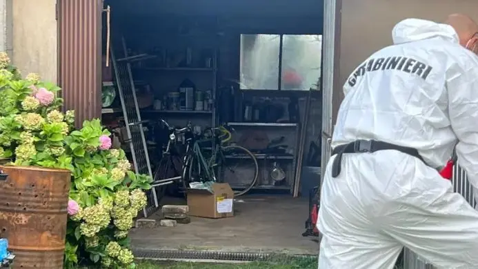 Un sopralluogo delle forze dell'ordine nella casa di Gemona dove sono stati trovati i resti di Alessandro Venier