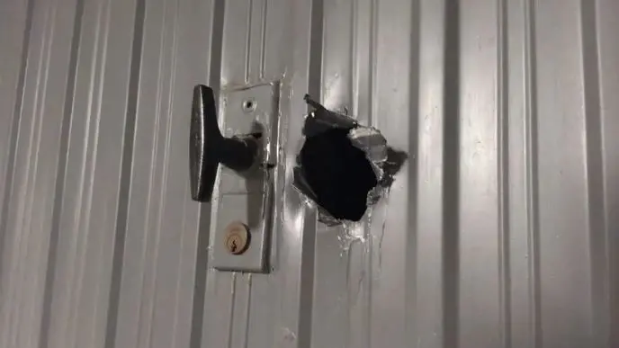 Per rubare la moto il ladro aveva tagliato la lamiera del basculante di un garage (foto d'archivio)