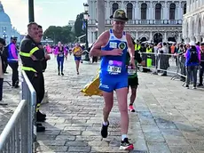 L'alpino sacilese Gianluca Palazzi durante la maratona di Venezia