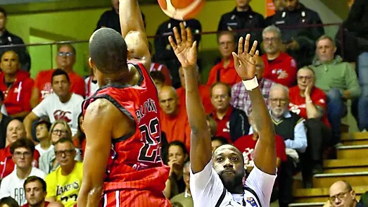 Ikangi al tiro durante il derby di domenica fotopetrussi