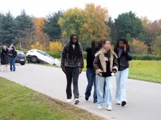 Alcune studentesse appena uscite dall'autobus