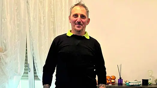 Ivan Totis, 53 anni, di Cervignano, mentre mostra la sua protesi